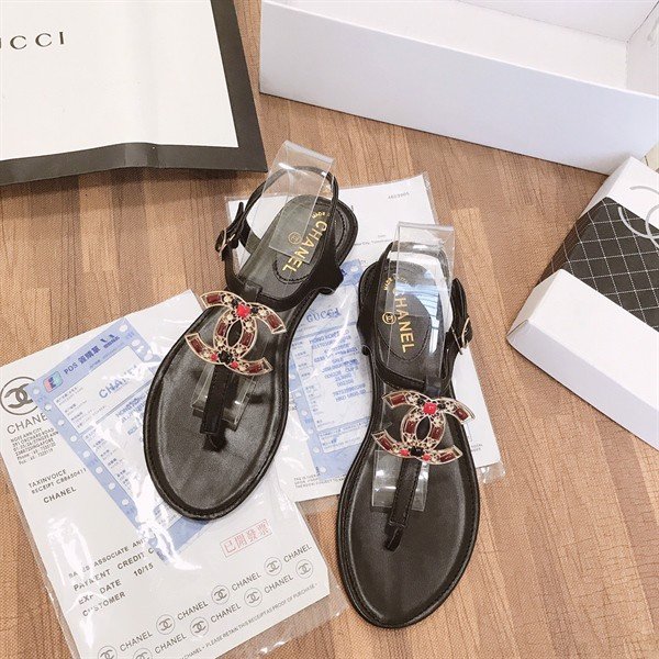 SANDAL XỎ NGÓN CHANEL LOGO ĐÍNH ĐÁ D0016ER